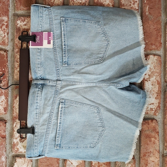 NWT Women's Old Navy The Diva Distressed Shorts - Picture 2 of 6